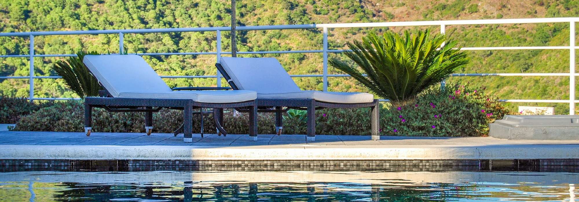 Acondicionar los alrededores de una piscina en cinco ambientes