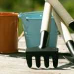 7 herramientas para desherbar fácilmente y de forma natural